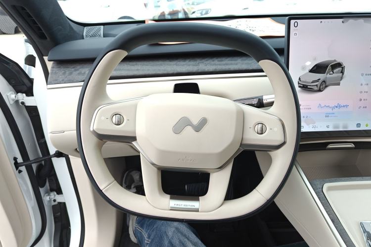 Used ONVO Luxeed L90 2025 Model—Ultra Six-Seater Version Steering Wheel