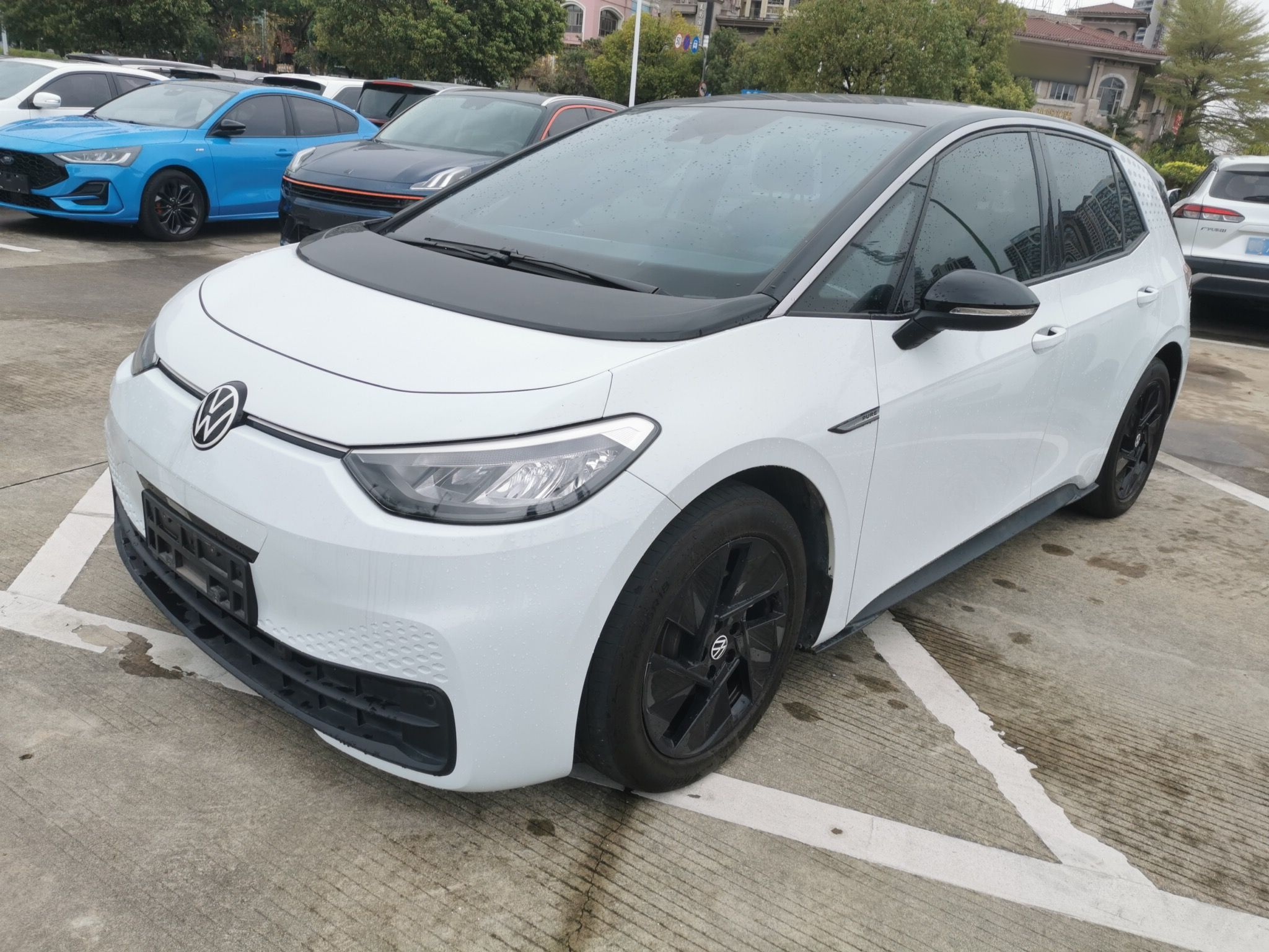 Под передней частью автомобиля