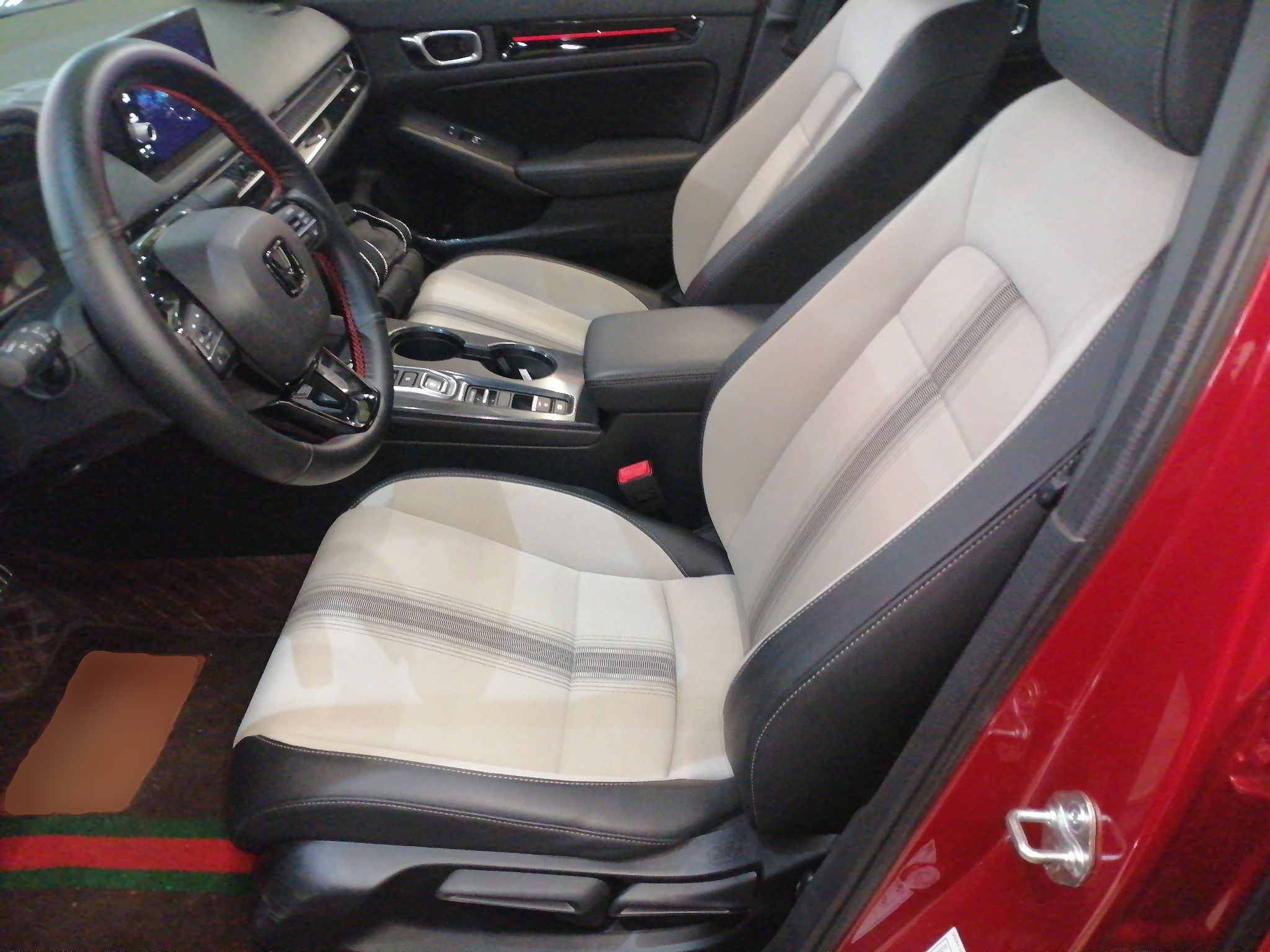 Переднее сиденье в автомобиле