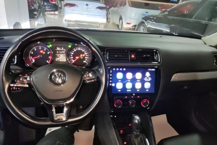 Used Volkswagen Sagitar 2017 1.6L Automatic Comfort Model Center Console