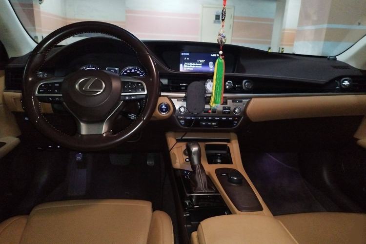 Used Lexus ES 2017 300h Mark Levinson Comfort Edition Center Console