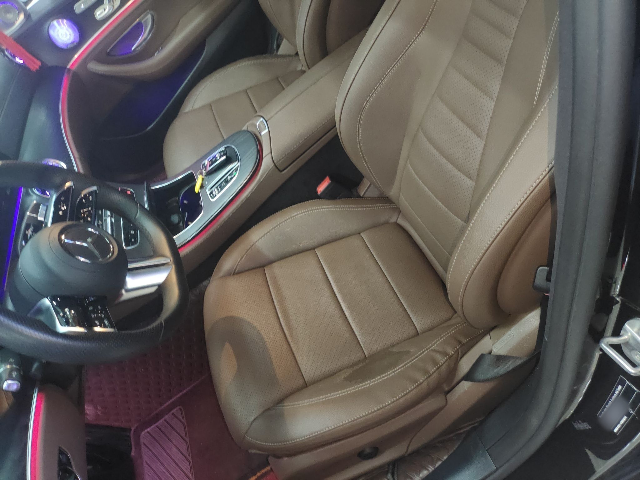 المقاعد الأمامية داخل السيارة