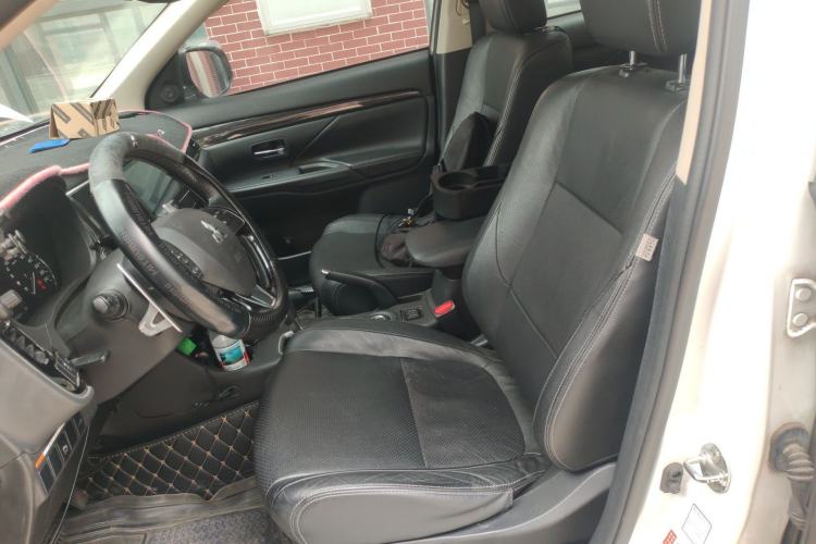 Used Mitsubishi Outlander 2016 2.4L 4x4 Luxury Edition 7-Seater Left Front Seat