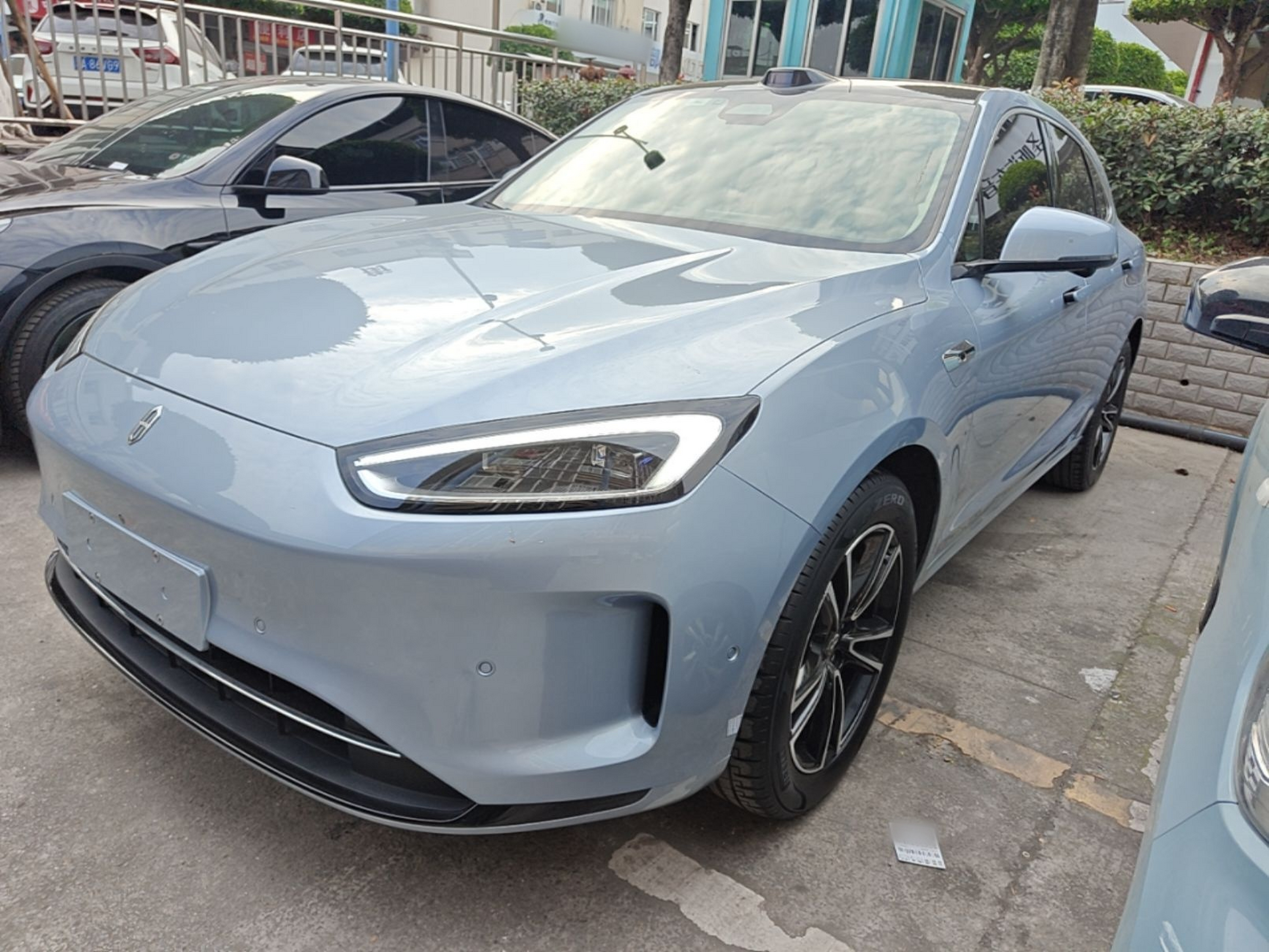 Под передней частью автомобиля