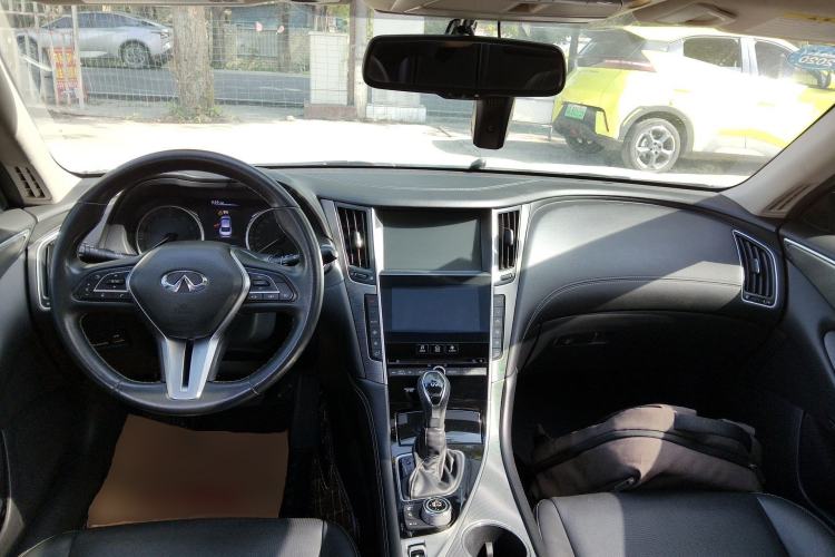 Used Infiniti Q50L 2018 2.0T Enjoyment Version China VI Standard Center Console