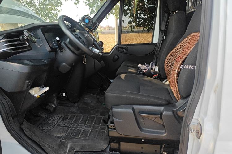 Used JMC Fushun 2023 2.0T Manual Mid-Drive Mid-Roof Commercial Multi-Purpose 7-Seater Passenger Vehicle
