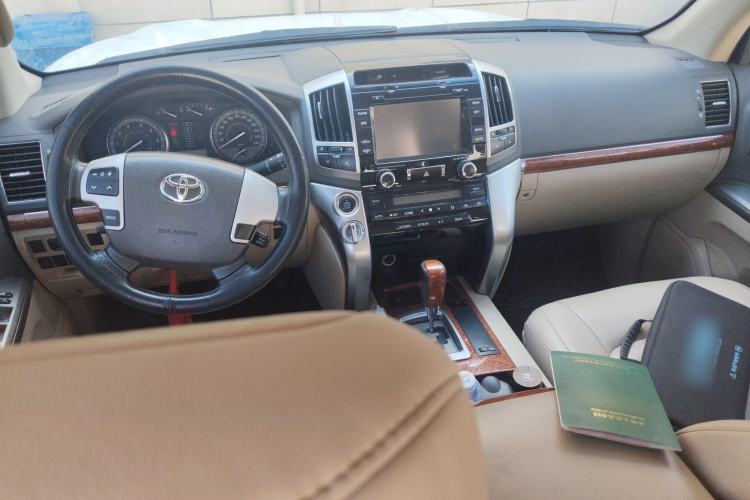 Used Toyota Land Cruiser 2012 4.0L Automatic VX Center Console