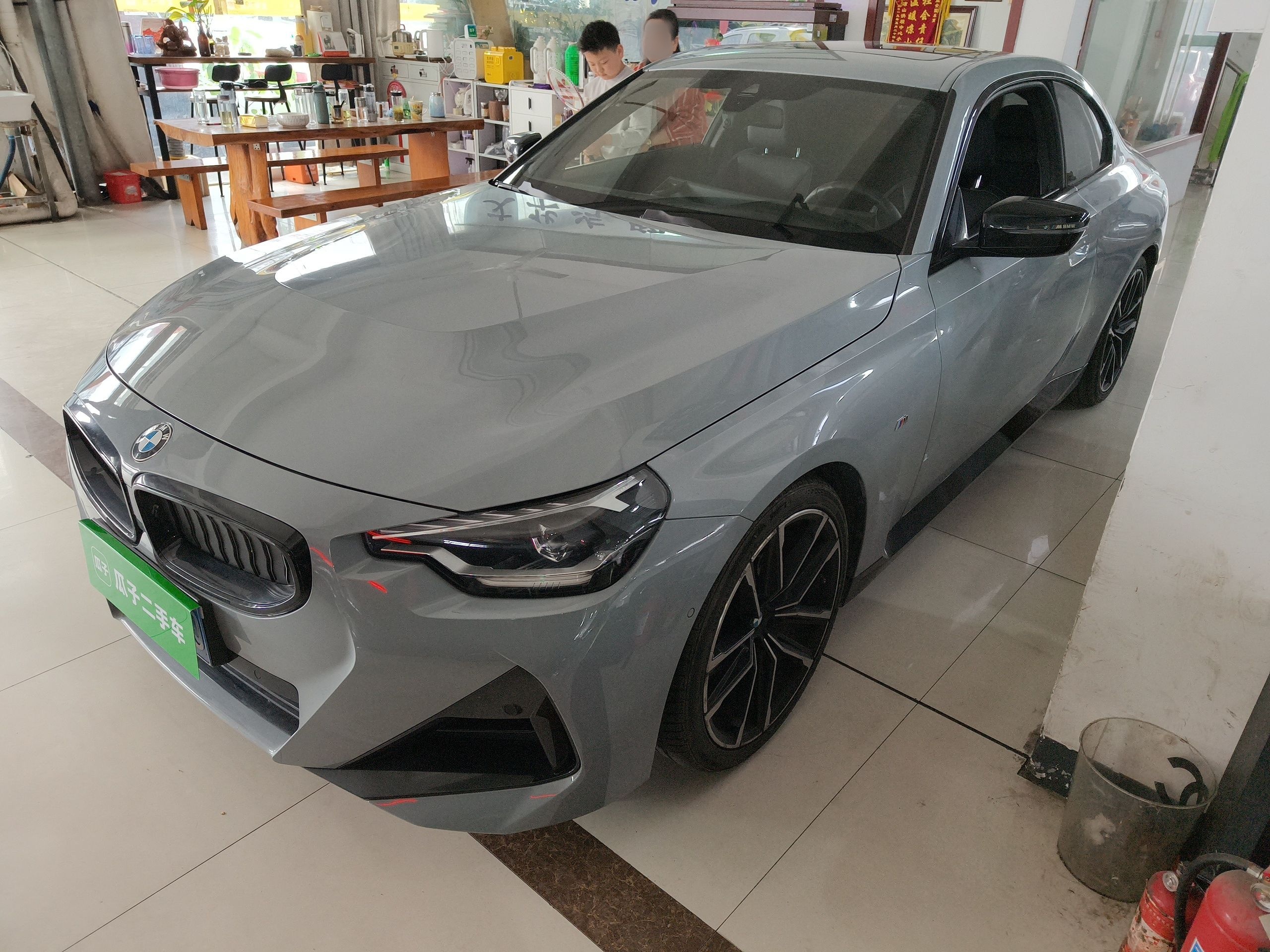 تحت مقدمة السيارة