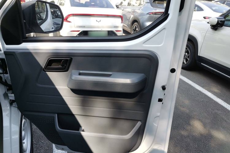 Used Wuling Yangguang 2024 300KM Comfort Version Passenger Van 75kW