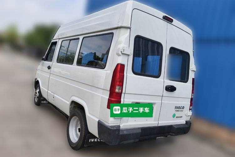 Used Iveco Daily 2023 2.5T A35M1 Short Wheelbase Mid-Roof Dual Tire Side-Sliding Doors 5-9 Seater
