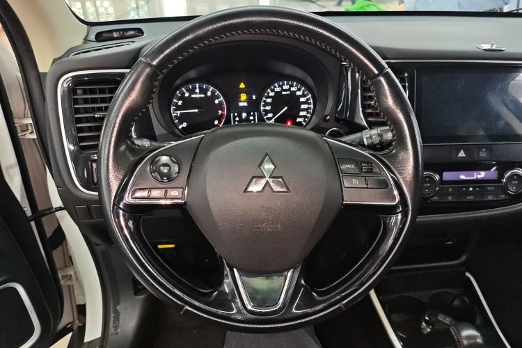 Used Mitsubishi Outlander 2019 2.0L Two-Wheel Drive Comfort Edition 7-Seater China VI Standard
