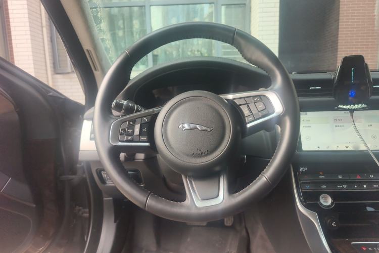 Used Jaguar XFL 2020 XFL 2.0T P250 Four-Wheel Drive Luxury Edition Steering Wheel