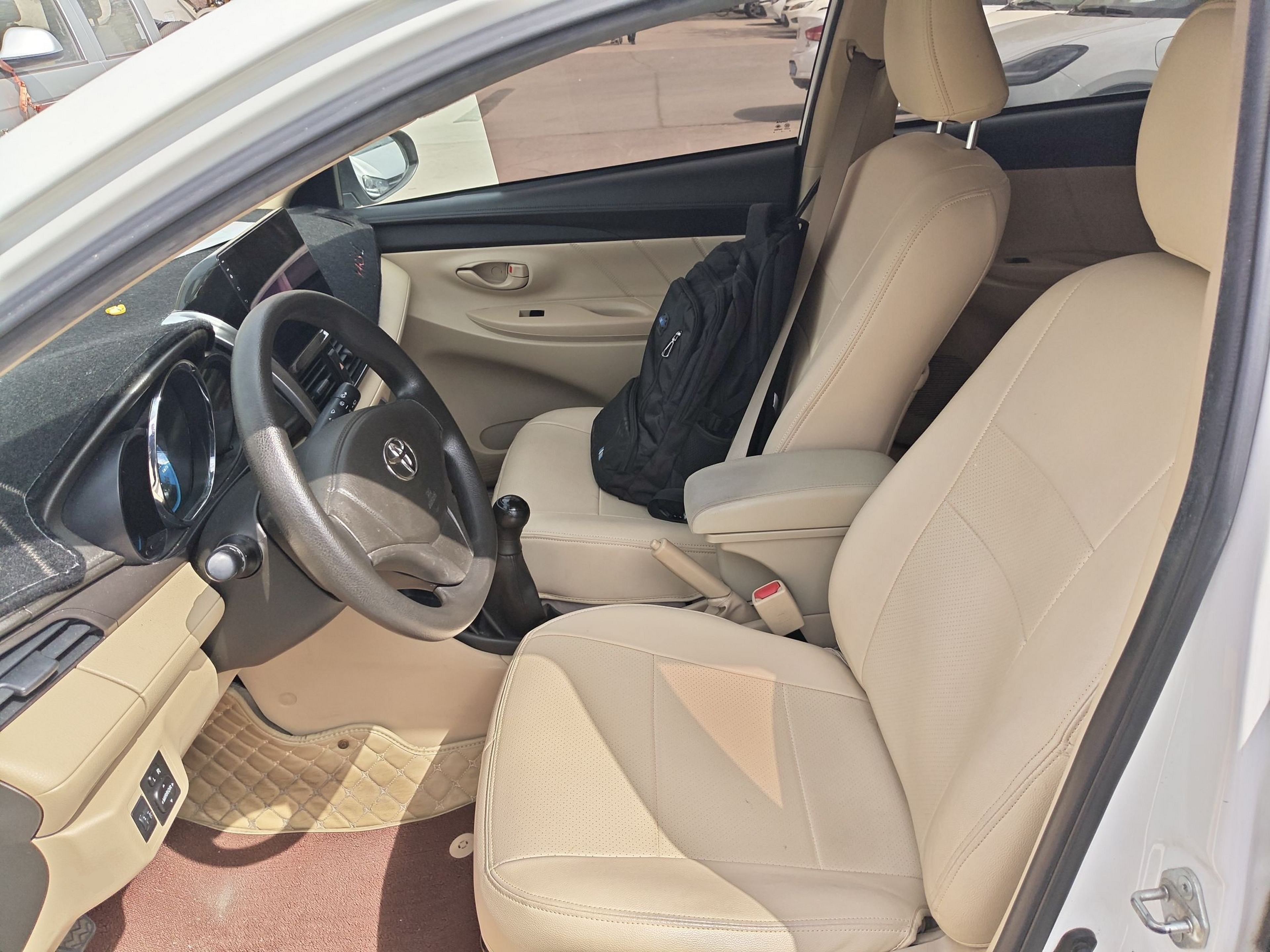 المقاعد الأمامية داخل السيارة