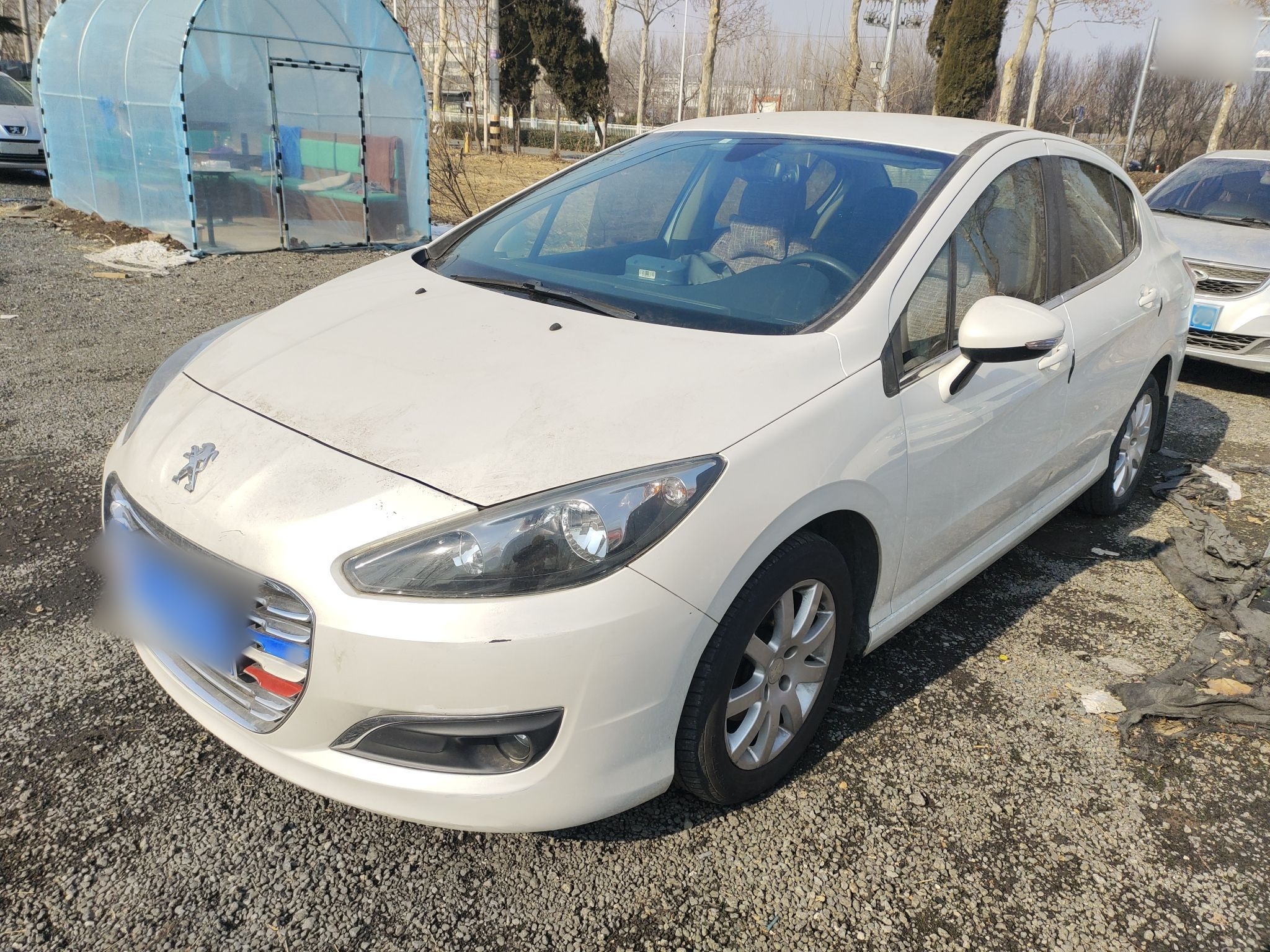 Под передней частью автомобиля