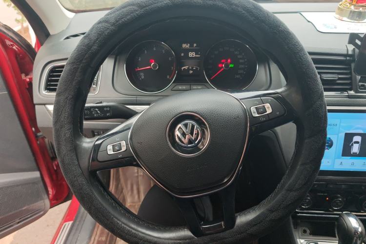 Used Volkswagen Lavida 2015 1.6L Automatic Luxury Edition Steering Wheel