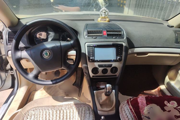 Used Skoda Octavia 2009 1.6L Manual Eado Edition Center Console