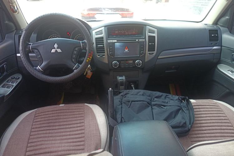 Used Mitsubishi Pajero 2016 3.0L Automatic Standard Version China V Standard Center Console