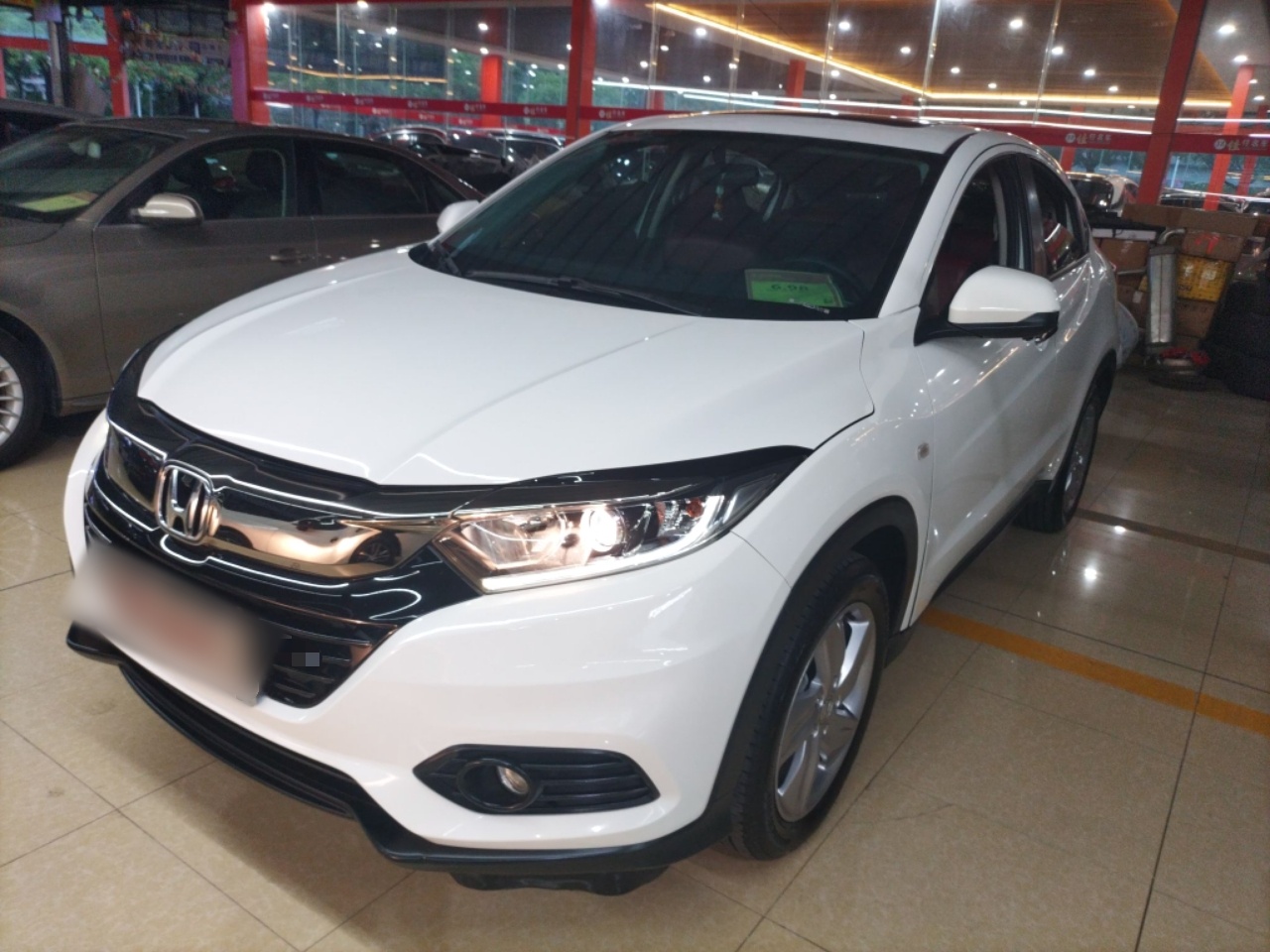 تحت مقدمة السيارة