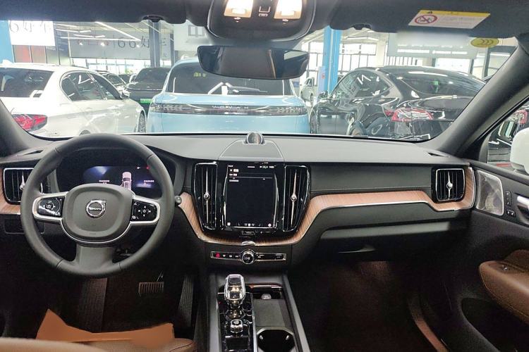 Used Volvo XC60 New Energy 2025 Plug-in Hybrid Long-Range All-Wheel Drive Smart Luxury Edition
