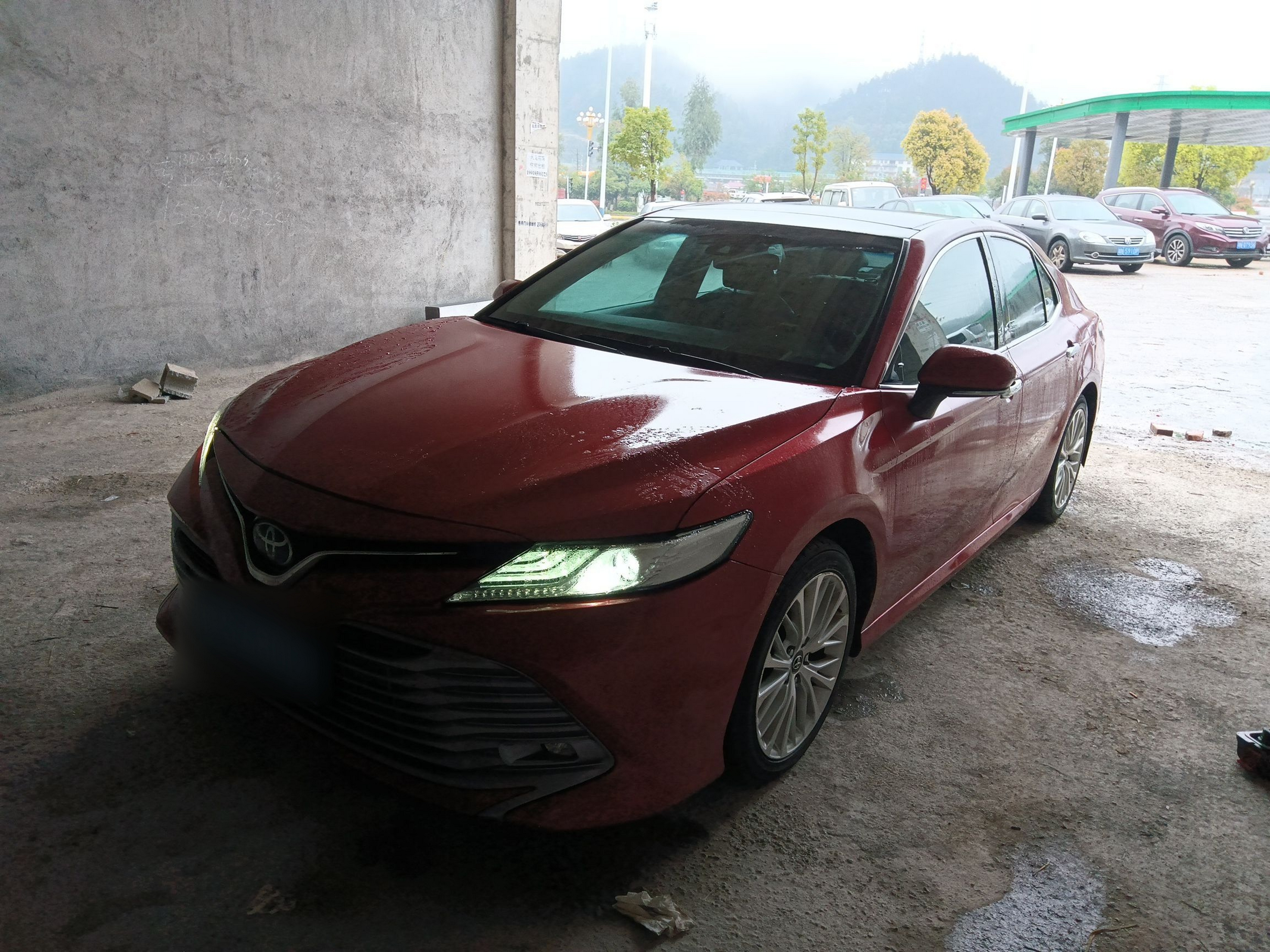 Под передней частью автомобиля