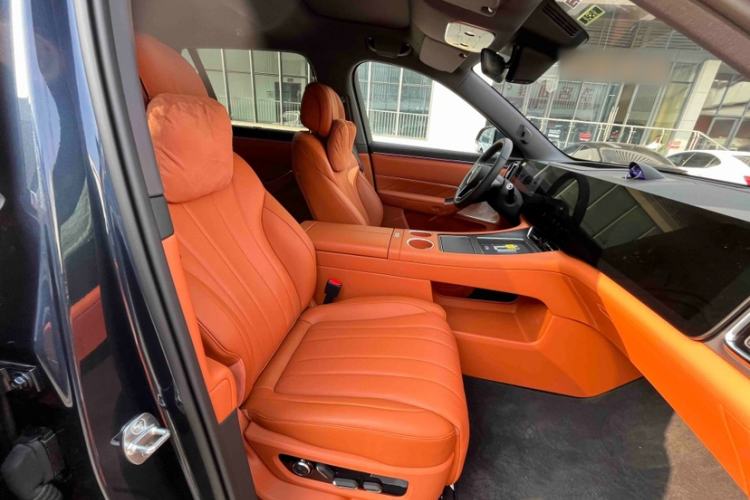 Used Hima AITO M8 2025 Model Pure Electric Max+ Six-Seat Four-Wheel-Drive Version
