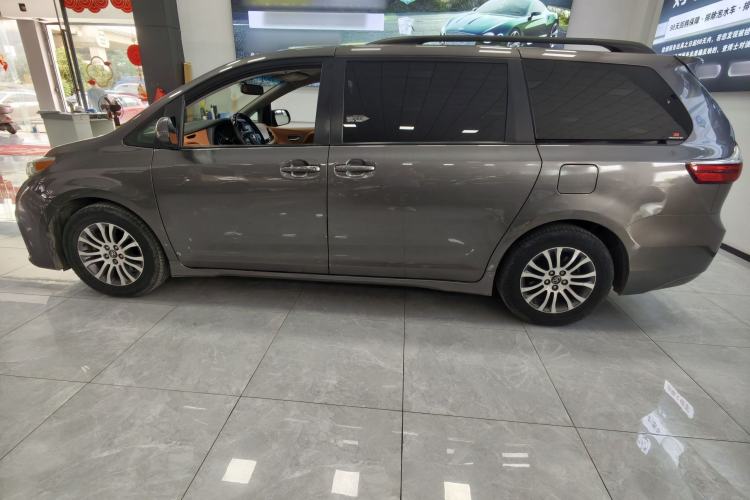Used Toyota Sienna 2019 3.5L Two-Wheel Drive LE Trim 7 Seats U.S. Specification