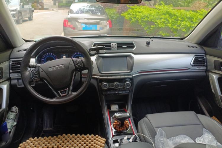 Used Haval H2 2018 Blue Label 1.5T Dual-Clutch Two-Wheel-Drive Elite Model Center Console