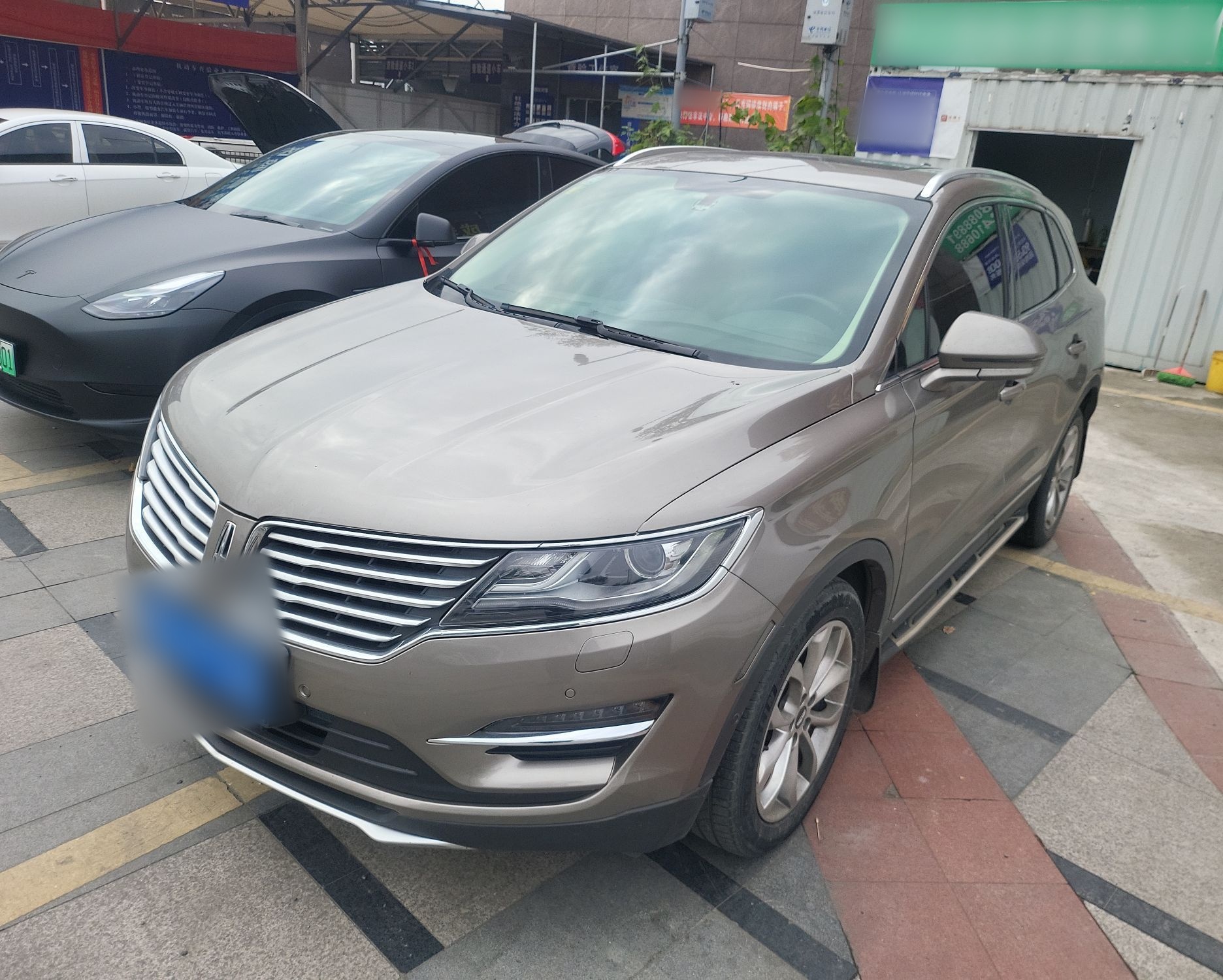 تحت مقدمة السيارة