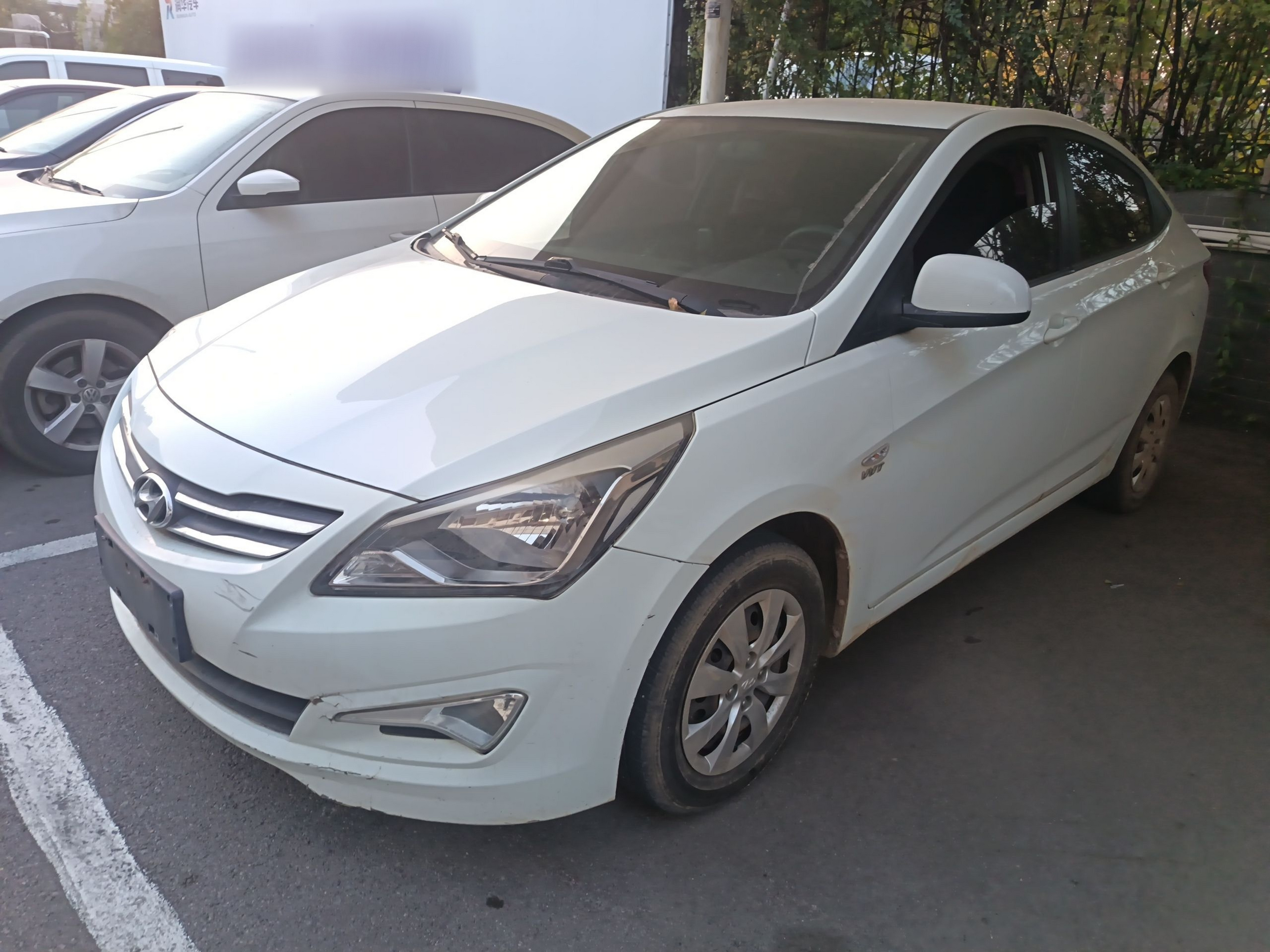 Под передней частью автомобиля