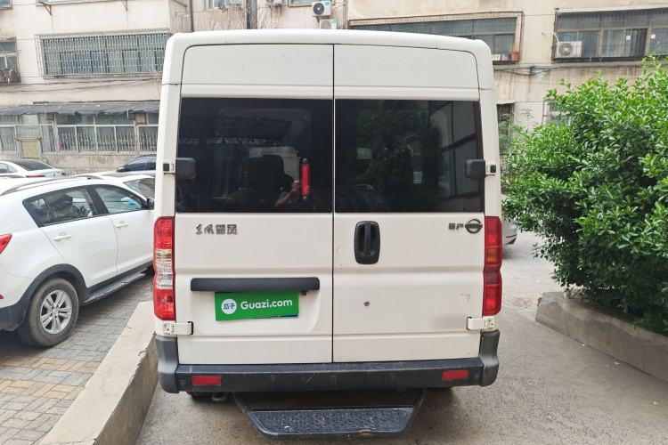 Used Dongfeng Yufeng 2014 2.5T YuliBao Logistics Vehicle Standard Features Include Short Wheelbase with Mid-Roof ZD25
