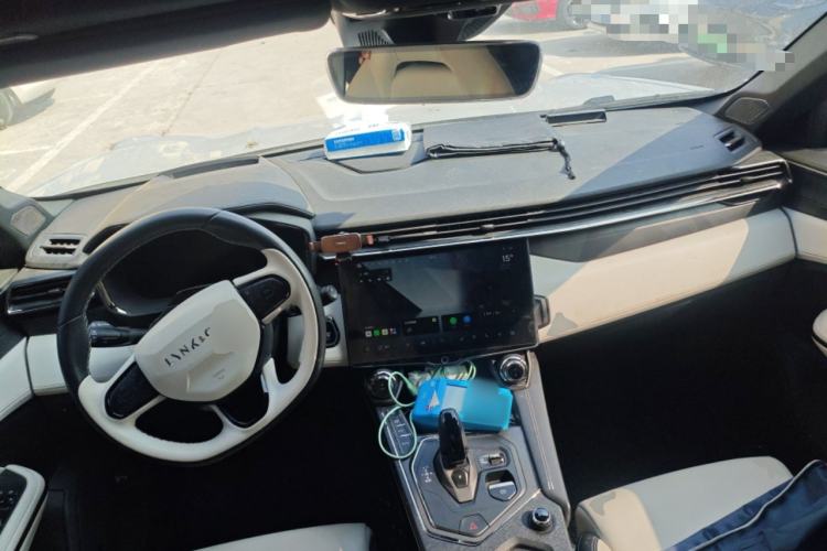 Used Lynk & Co 01 EM-P 2023 1.5TD EM-P Dawn Edition Center Console