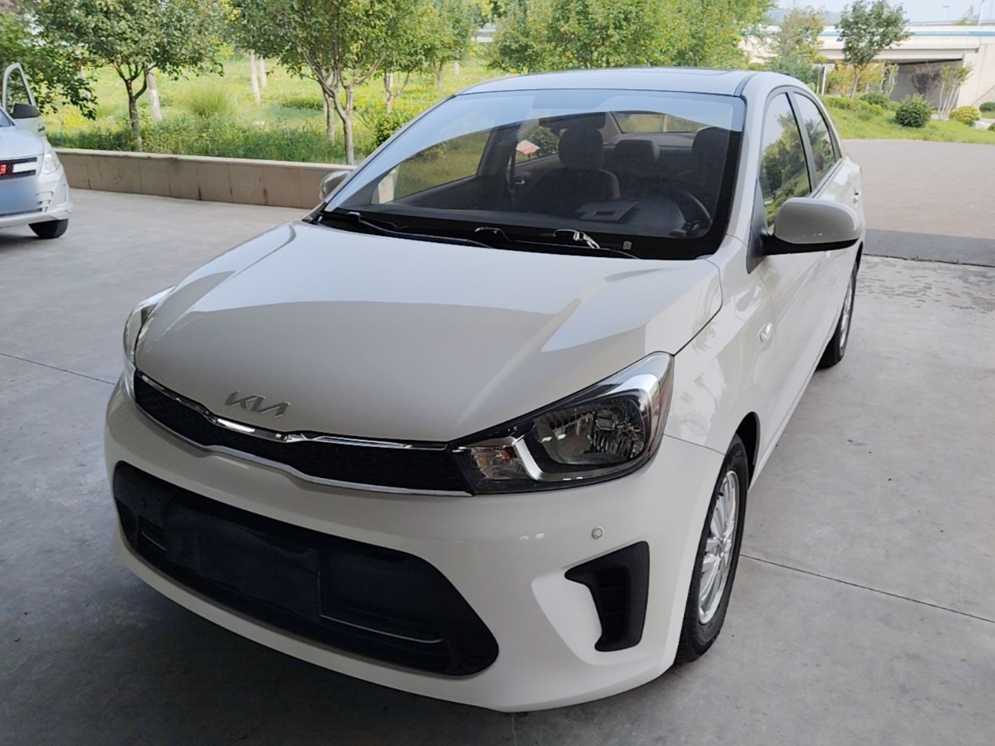 Под передней частью автомобиля