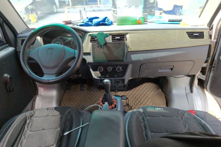 Used Jinbei Hiace X30 2023 1.5L Super-Comfortable Passenger Van 5/6/7-Seater Non-Air-Conditioned Version Model SWC15M Center Console