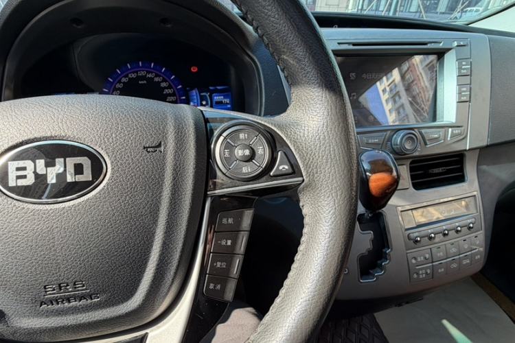 Used BYD M6 2015 2.4L Automatic Luxury Model
