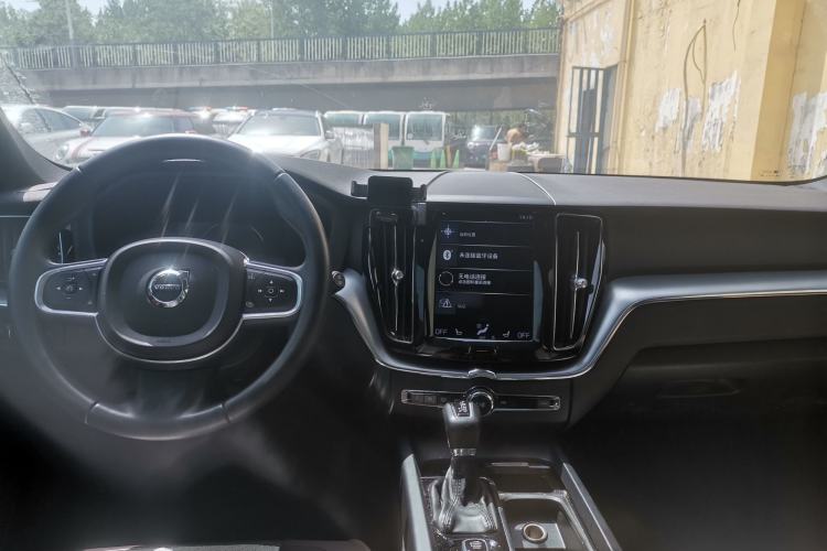 Used Volvo XC60 2018 T5 4x4 Smart Edition Center Console