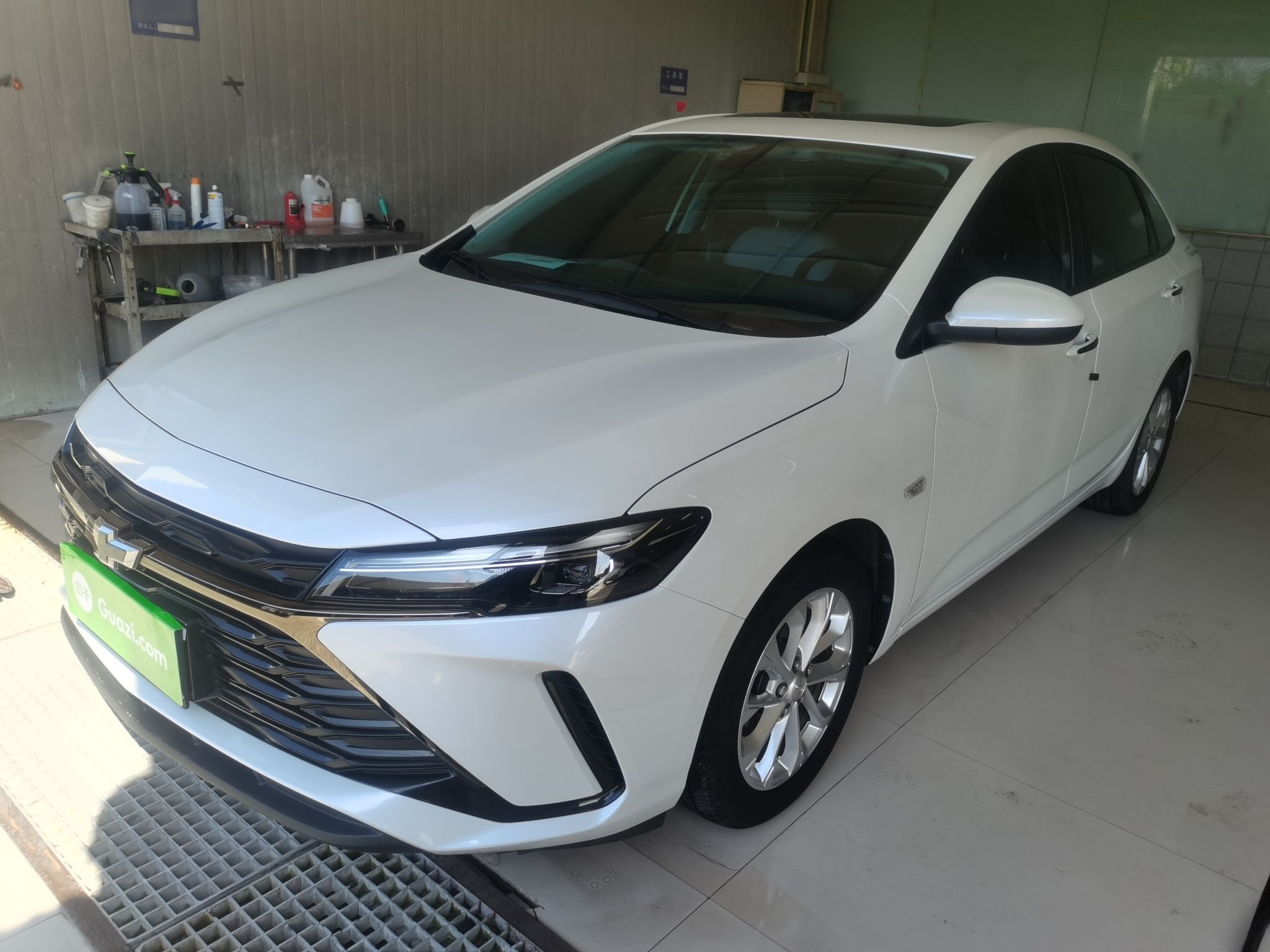 تحت مقدمة السيارة