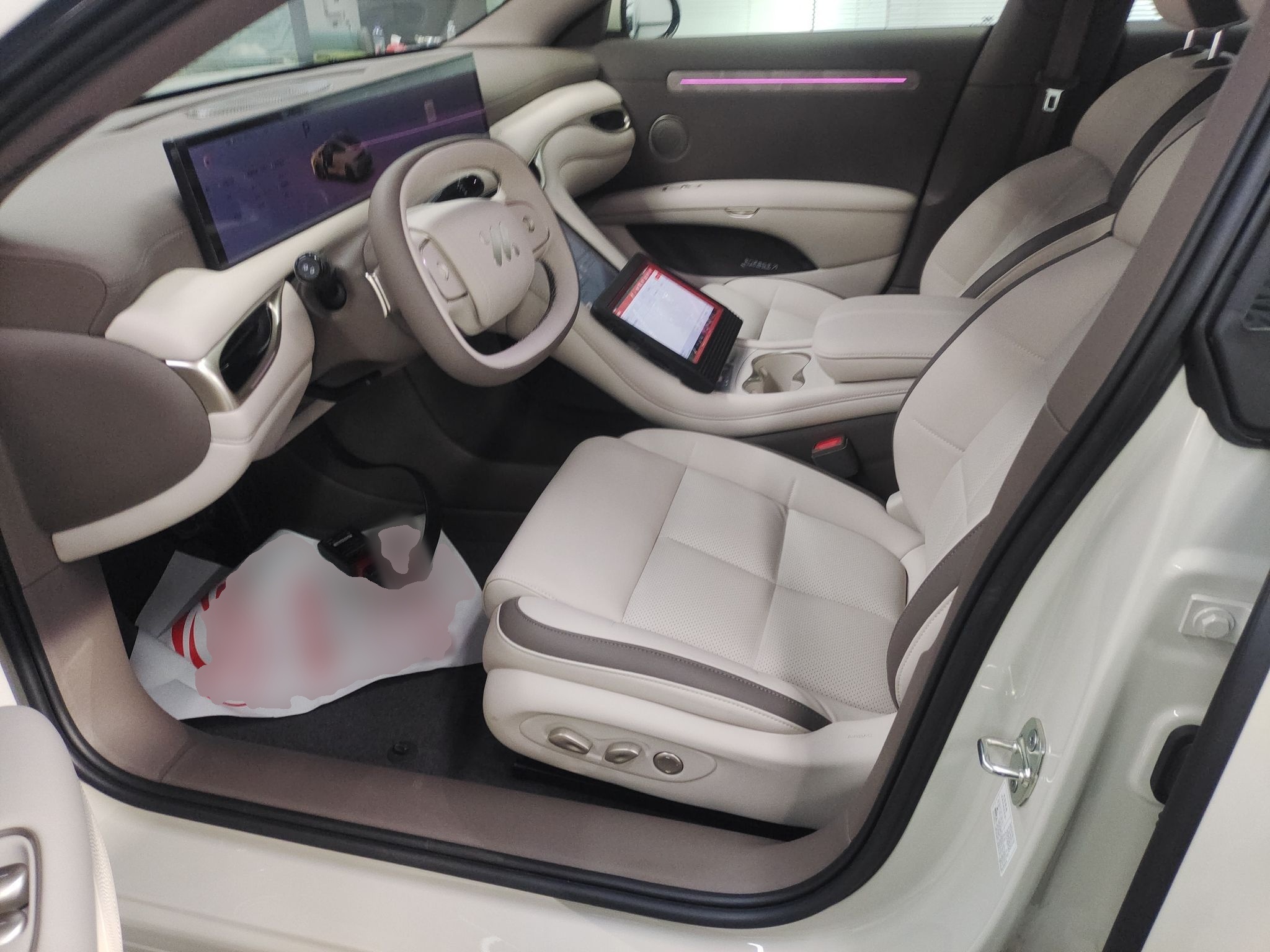 المقاعد الأمامية داخل السيارة