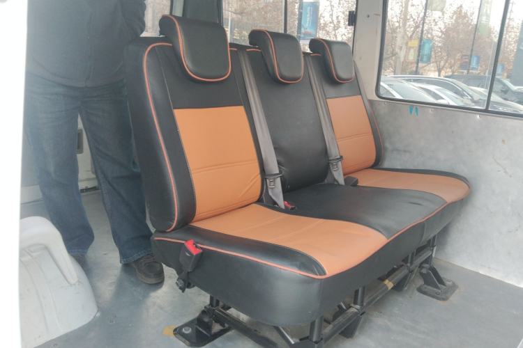 Used Iveco Daily 2021 2.5T A35 M1 Passenger Van 5-9 Seater Short Wheelbase Mid-Roof Design Dual Tires Manual Doors