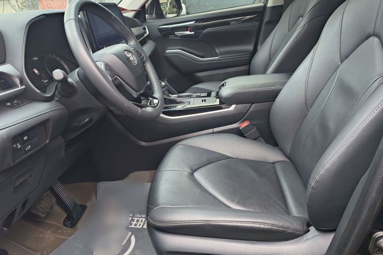 Used Toyota Highlander 2023 2.5L Smart Electric Hybrid Dual-Engine Four-Wheel Drive Prestige Version – 7 Seats Interior 2