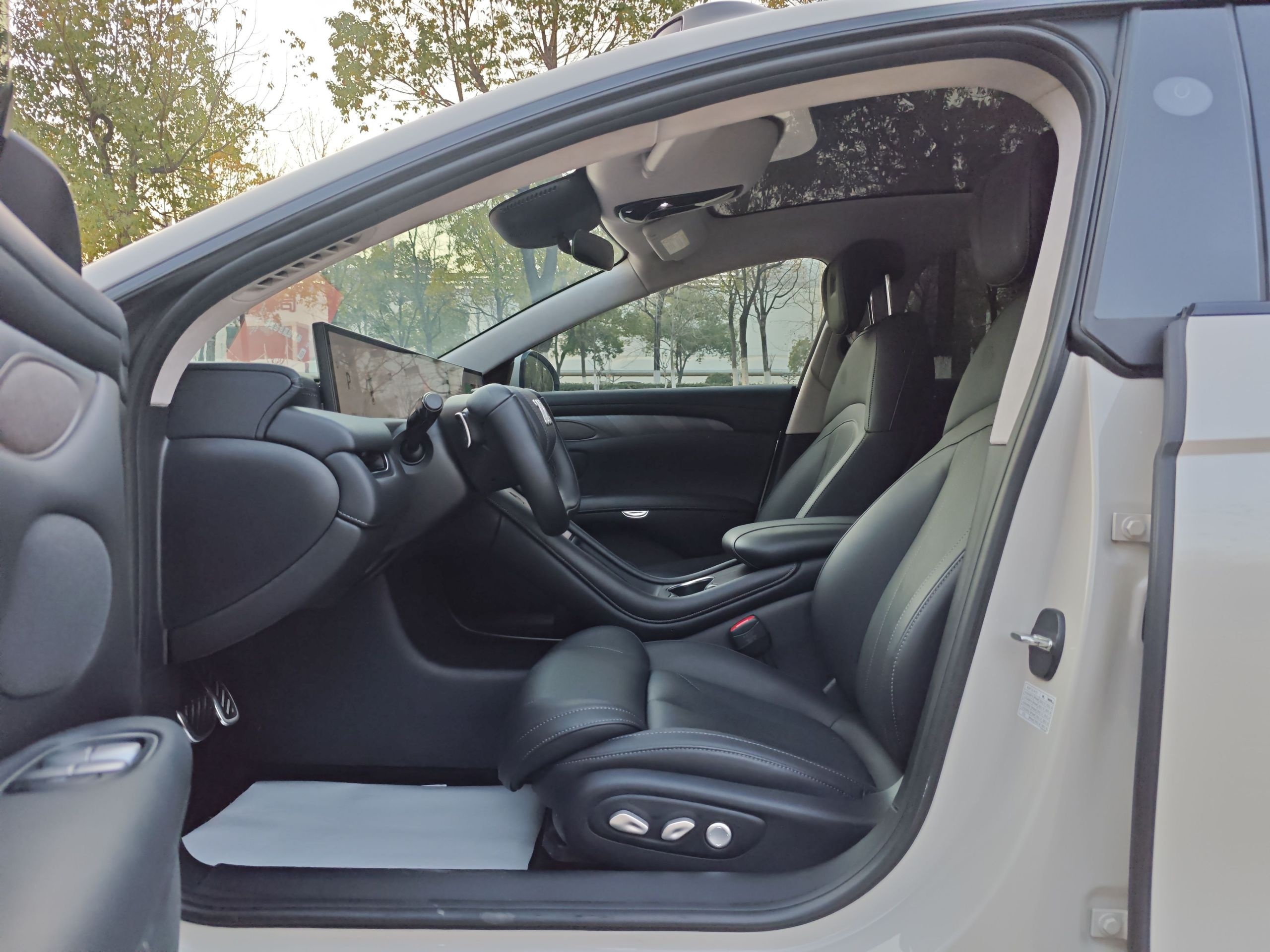 المقاعد الأمامية داخل السيارة