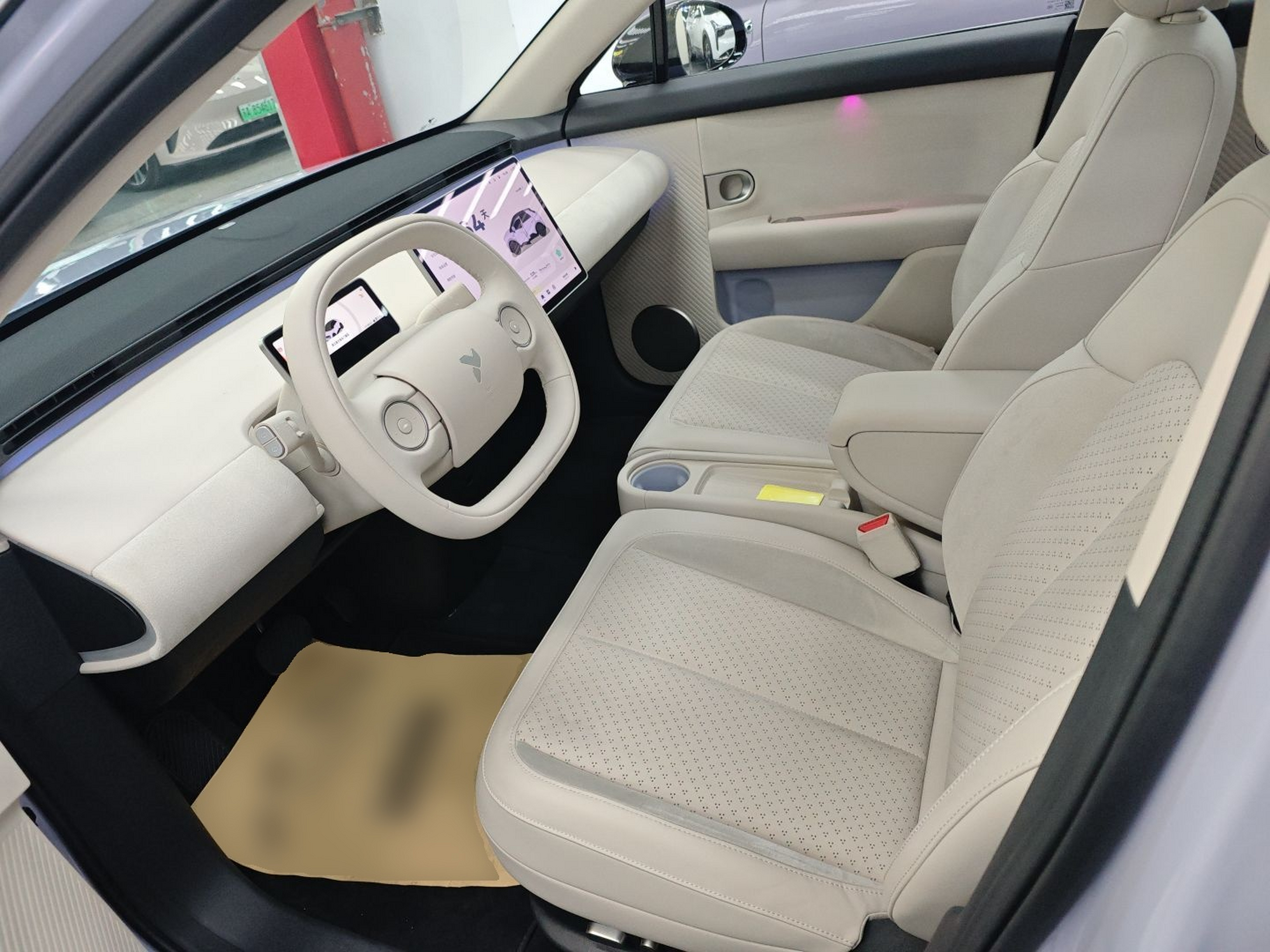 المقاعد الأمامية داخل السيارة