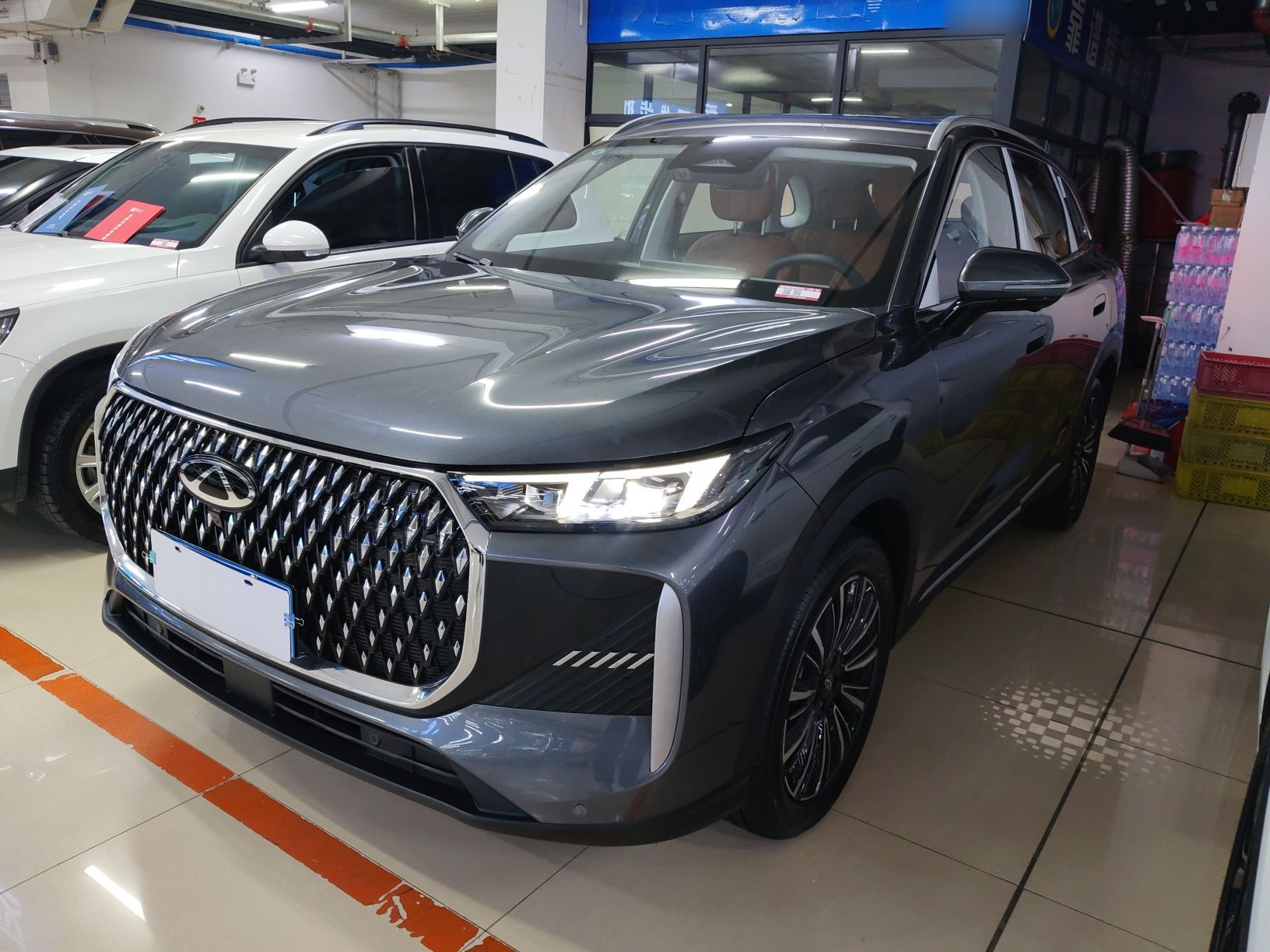 تحت مقدمة السيارة