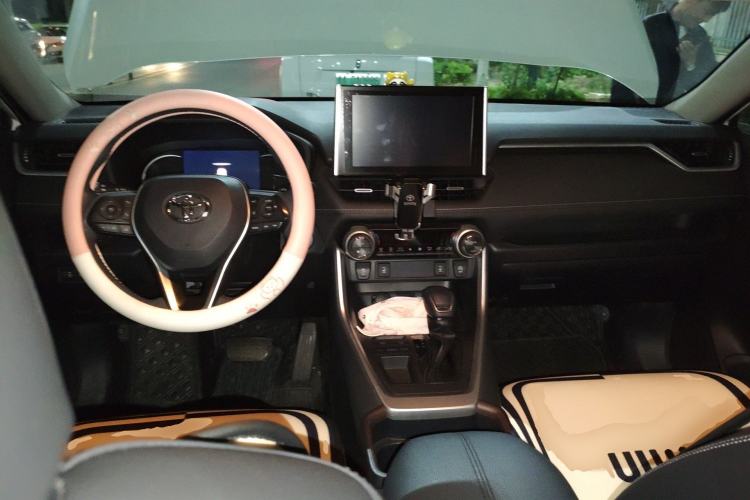 Used Toyota RAV4 2022 2.0L CVT Two-Wheel Drive Fashion Edition Center Console