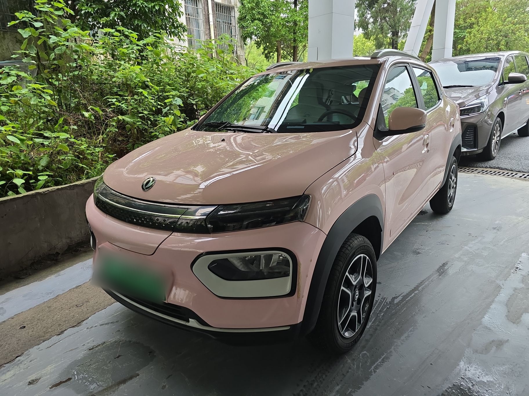 Под передней частью автомобиля