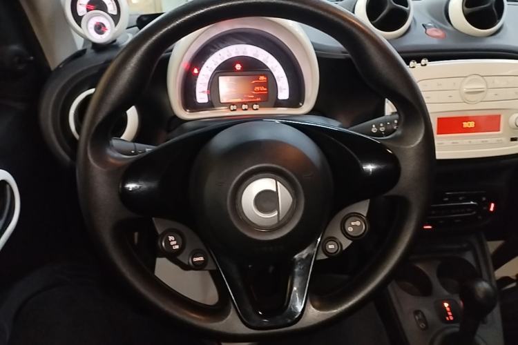 Used smart fortwo 2015 1.0L 52 kW hardtop Dynamic version
