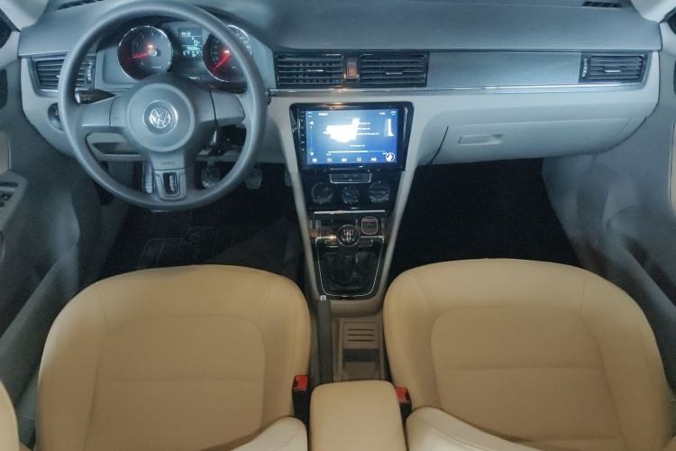 Used Volkswagen Bora 2013 1.6L Manual Fashion Edition Center Console