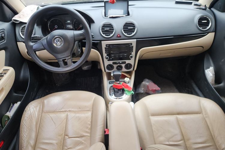 Used Volkswagen Lavida 2011 1.6L Automatic Premium Edition Center Console