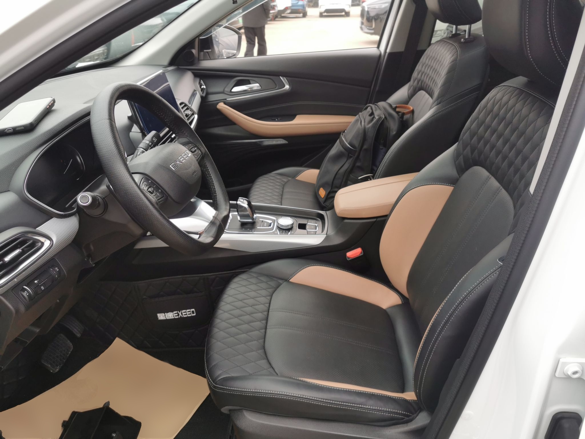 المقاعد الأمامية داخل السيارة