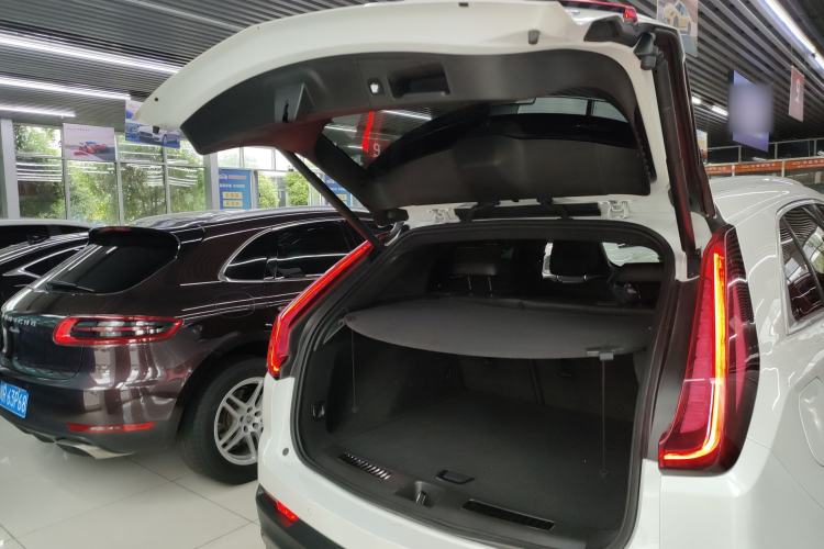 Used Cadillac XT4 2018 28T Two-Wheel Drive Leading Version Trunk