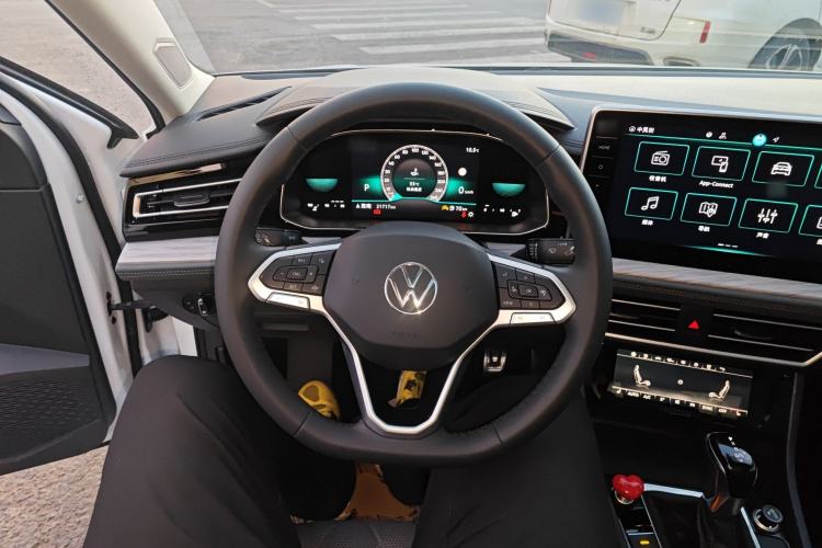 Used Volkswagen Sagitar 2025 300TSI DSG Excellence Edition Steering Wheel